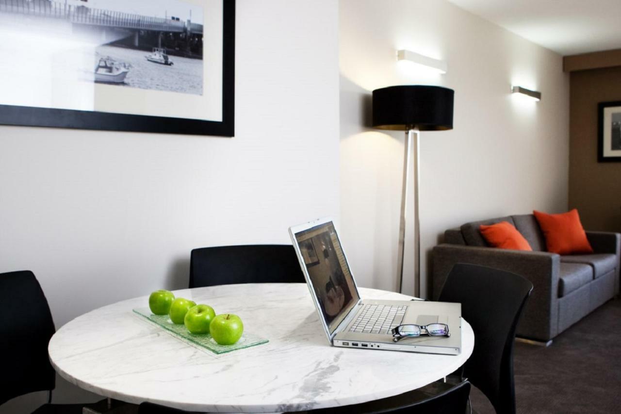 Novotel Sydney International Airport Wolli Creek Экстерьер фото